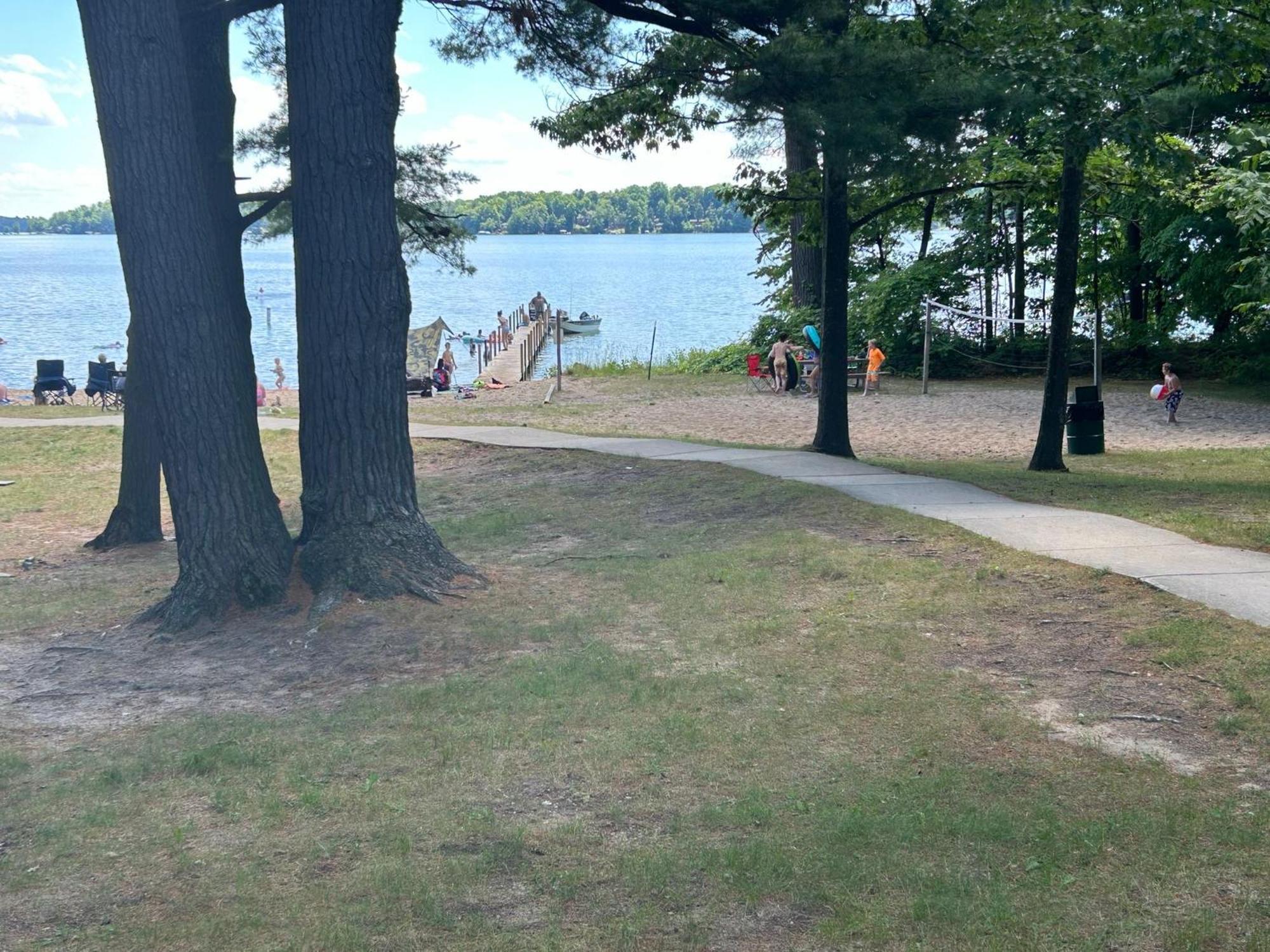 Long Lake Retreat- Hot Tub, Pool Table, Firepit Traverse City Exterior photo